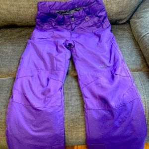 Youth medium ski pants. Hardly worn as they never fit my daughter.